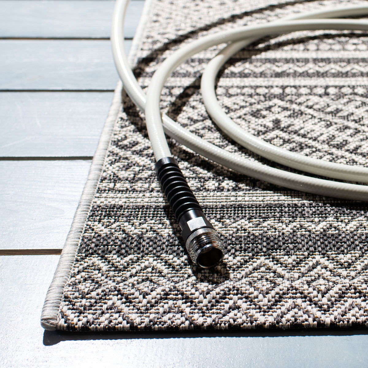 SAFAVIEH Courtyard Eric Geometric Chevron Indoor/Outdoor Area Rug, 5'3