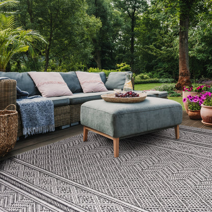 SAFAVIEH Courtyard Eric Geometric Chevron Indoor/Outdoor Area Rug, 5'3